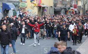 Korteo navijača Sarajeva: Horde zla krenule uz pjesmu prema Koševu